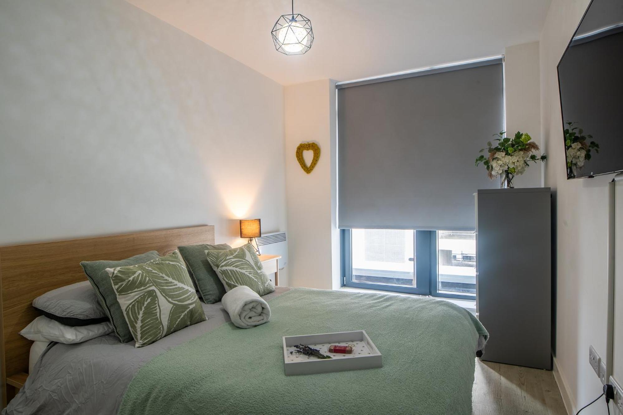 Modern And Spacious Apartment In Salford Quays Manchester Exterior foto