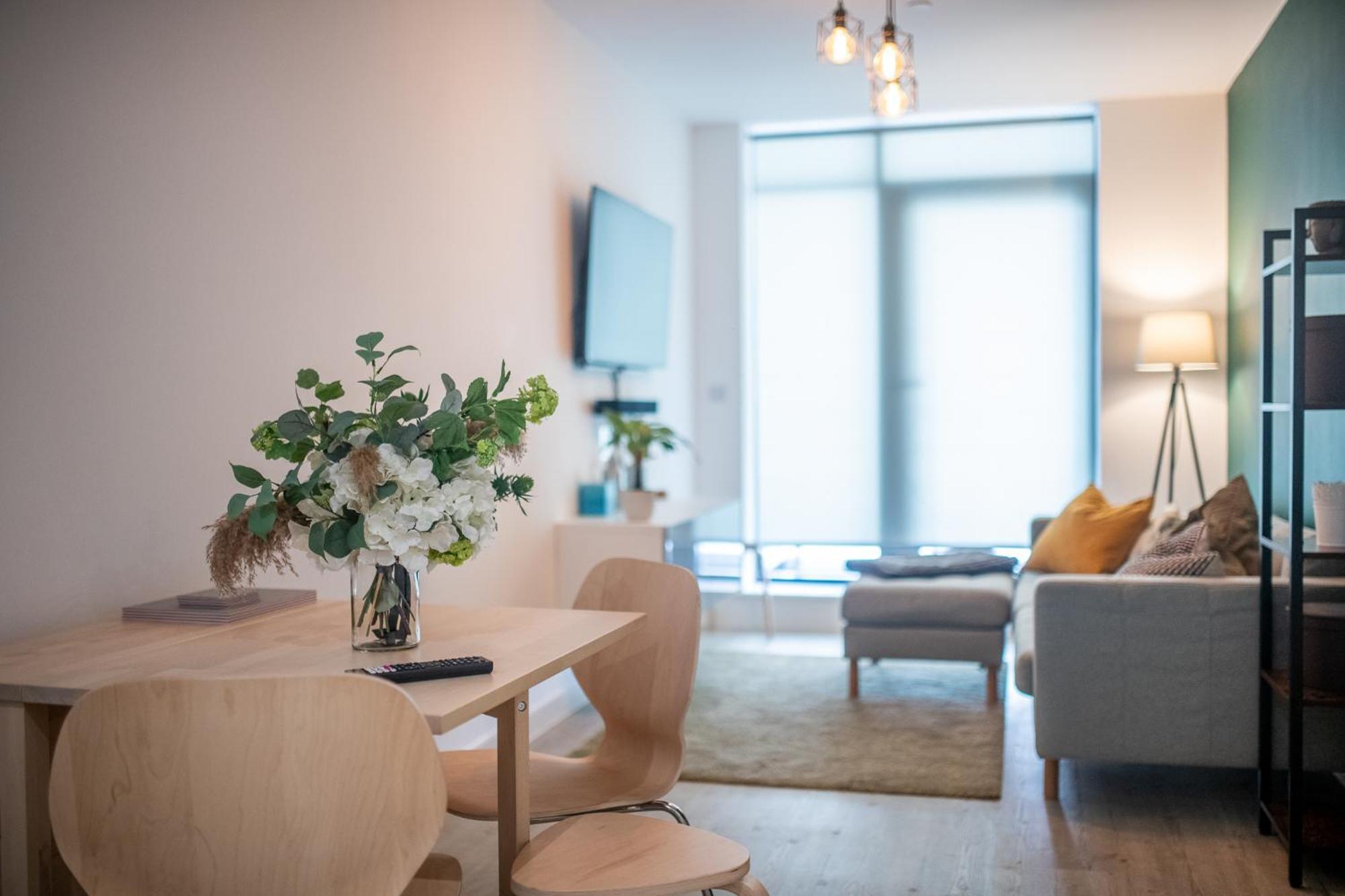 Modern And Spacious Apartment In Salford Quays Manchester Exterior foto